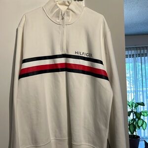 Stylish Tommy Hilfiger sweatshirt